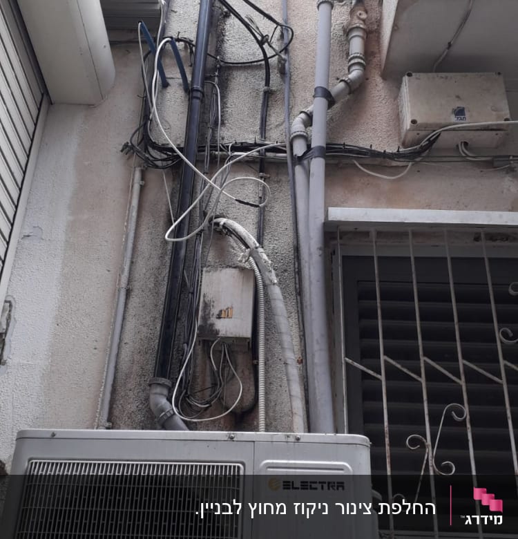 צינורות ואביזרי אינסטלציה על קיר חיצוני